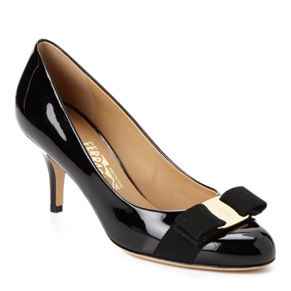 Ferragamo Vara Bow Black Patent Leather Pump Size 7.5 near perfect condition!